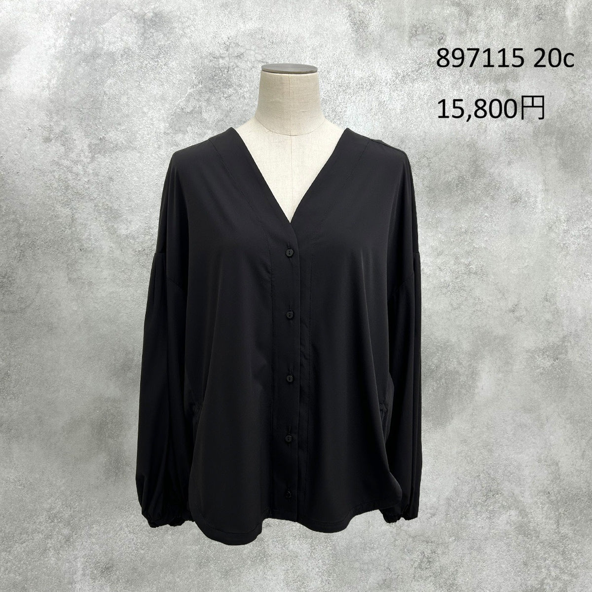 【予約】【1月中旬入荷予定】ayane展示会 897115 ノーカラーブラウス 2027/Early Spring (20260922)