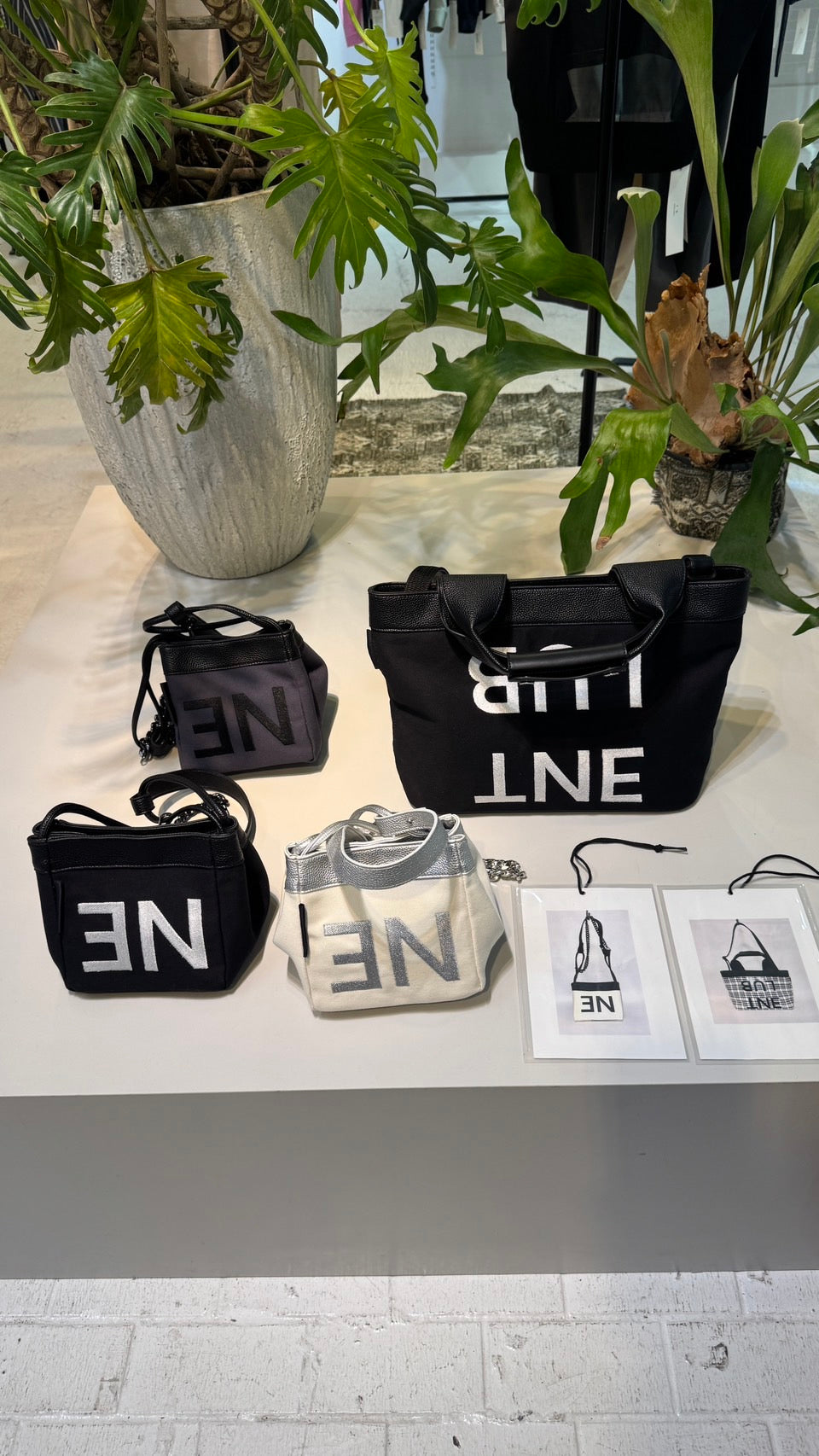 【予約】【3月下旬入荷予定】  1% USU展示会　721-AB-04　ロゴ刺繍ショルダーバック  2027 SPRING　(20261007)