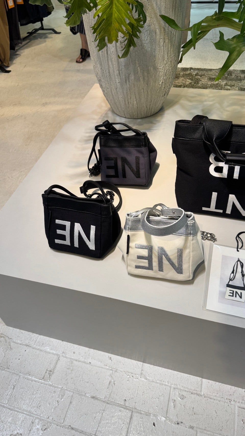 【予約】【3月下旬入荷予定】  1% USU展示会　721-AB-04　ロゴ刺繍ショルダーバック  2027 SPRING　(20261007)