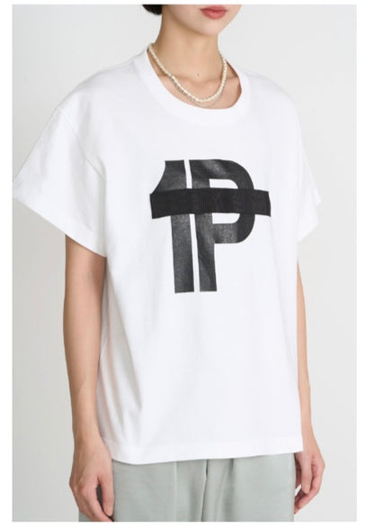 【予約】【3月下旬入荷予定】  1% USU展示会　27S-T-5   1PアートロゴTシャツ　2027 SPRING　(20261007)