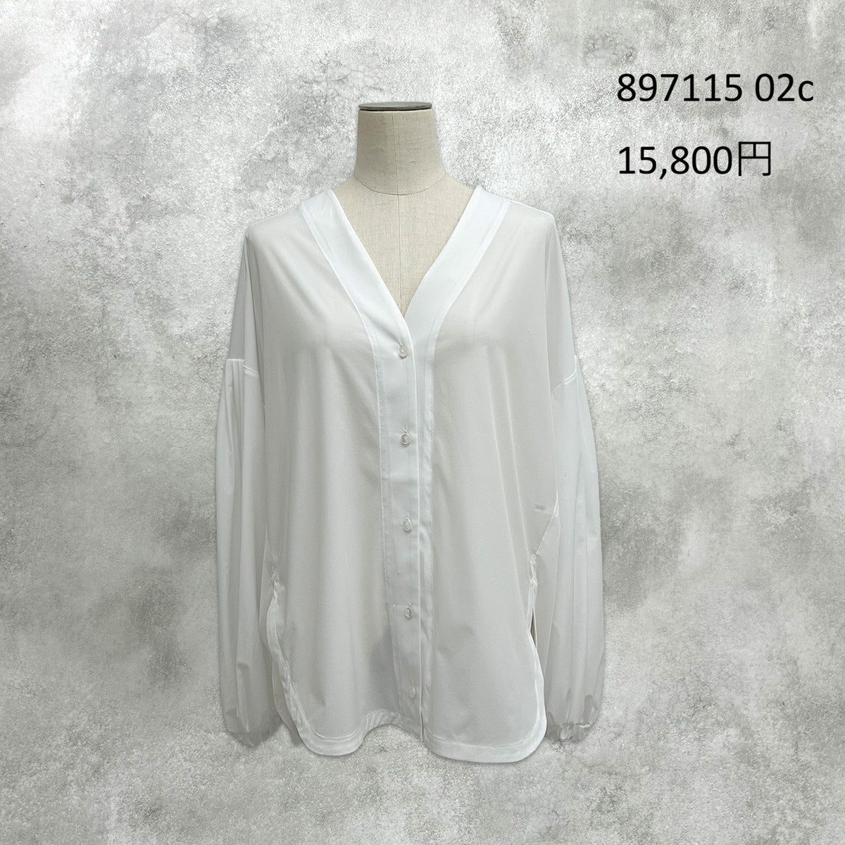 【予約】【1月中旬入荷予定】ayane展示会    897115    ノーカラーブラウス　2027/Early Spring （20260922）