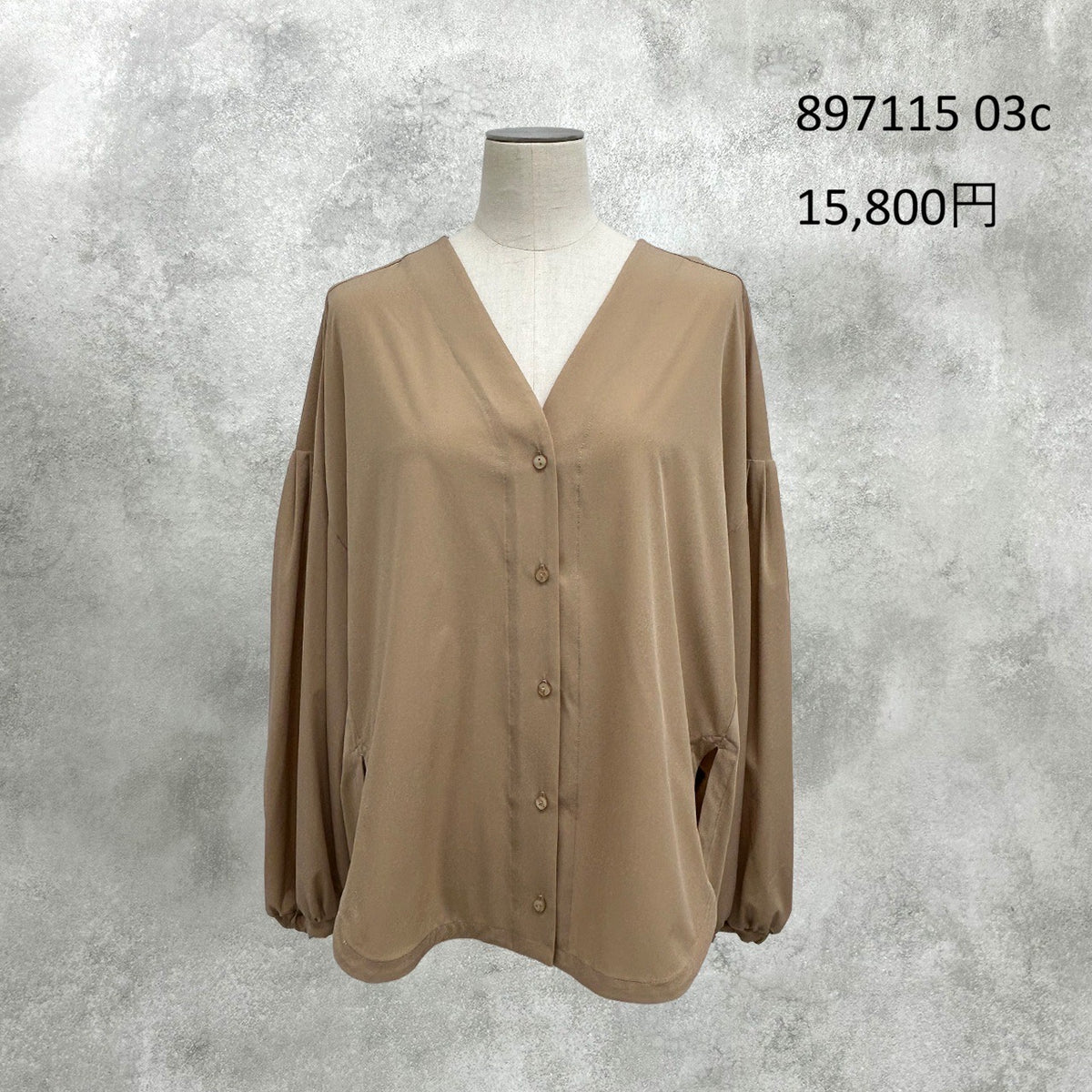 【予約】【1月中旬入荷予定】ayane展示会    897115    ノーカラーブラウス　2027/Early Spring （20260922）