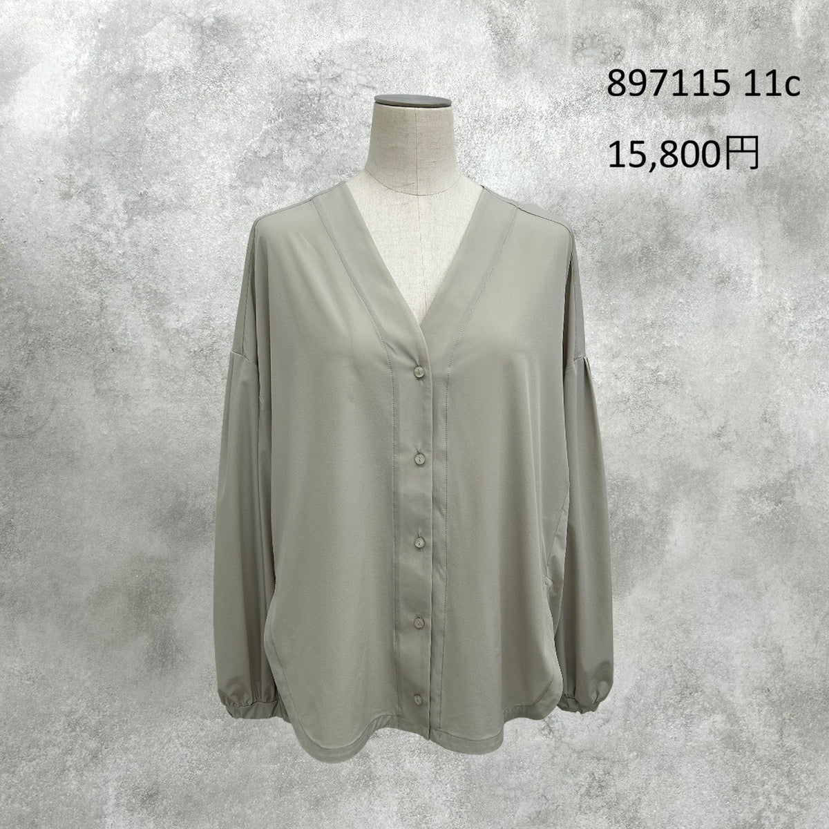 【予約】【1月中旬入荷予定】ayane展示会    897115    ノーカラーブラウス　2027/Early Spring （20260922）