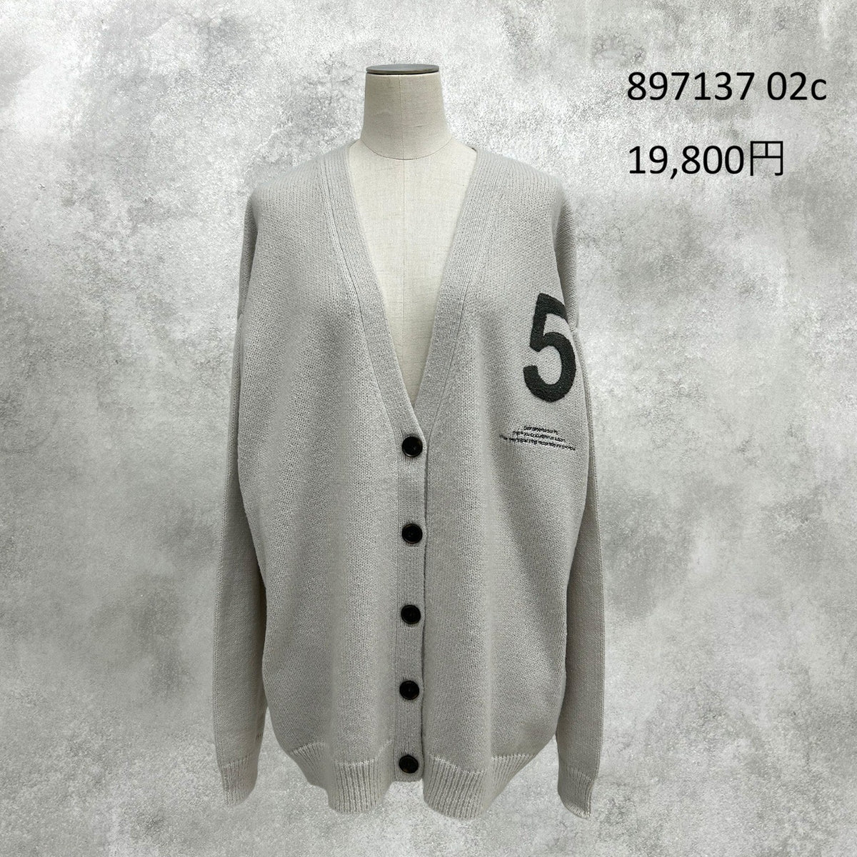 【予約】【11月下旬入荷予定】ayane展示会    897137    ロゴ刺繡ニットカーディガン　2027/Early Spring （20260922）