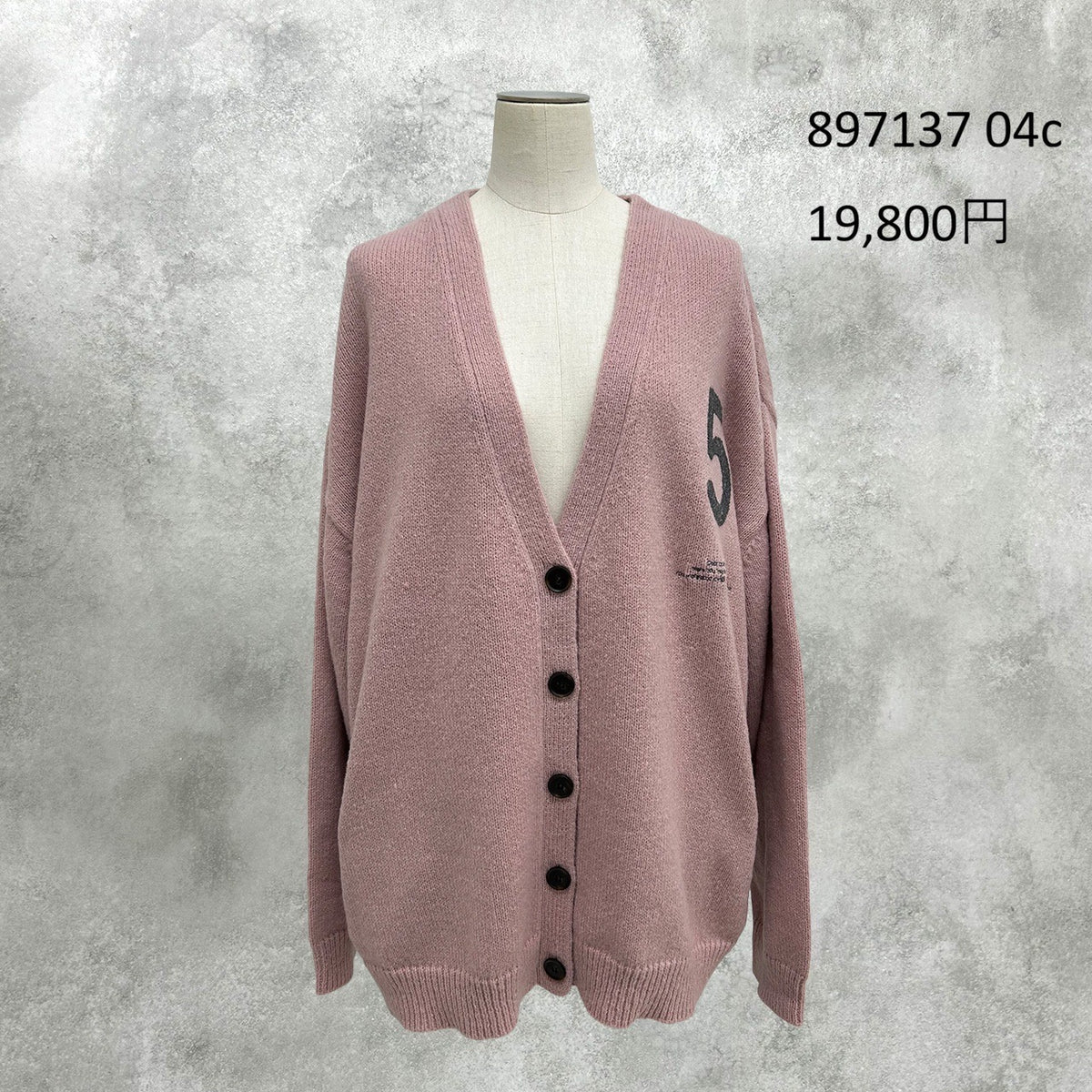 【予約】【11月下旬入荷予定】ayane展示会    897137    ロゴ刺繡ニットカーディガン　2027/Early Spring （20260922）