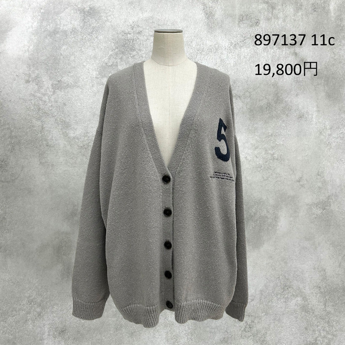 【予約】【11月下旬入荷予定】ayane展示会    897137    ロゴ刺繡ニットカーディガン　2027/Early Spring （20260922）