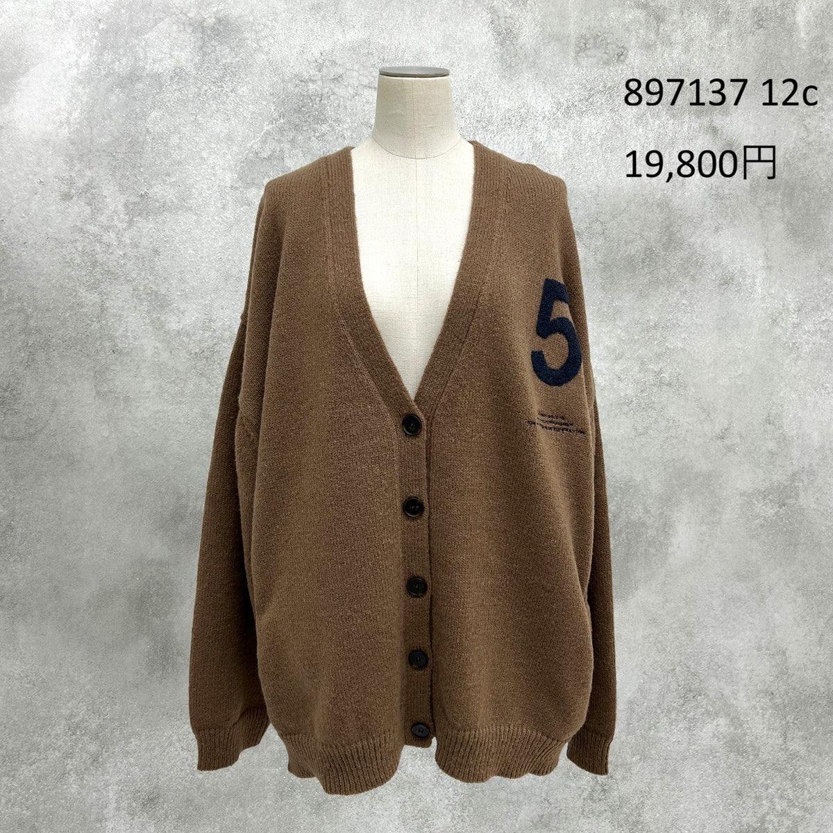 【予約】【11月下旬入荷予定】ayane展示会    897137    ロゴ刺繡ニットカーディガン　2027/Early Spring （20260922）