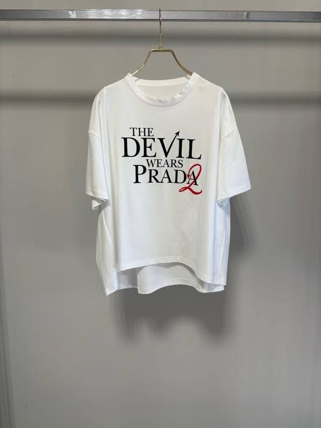 【予約】【3月下旬入荷予定】マルゴーヴィンテージ展示会　MGCT-27033-S    THE DEVIL WEARS PRADA 2 ロゴTシャツ　2027/Spring collection　(20261006MG)