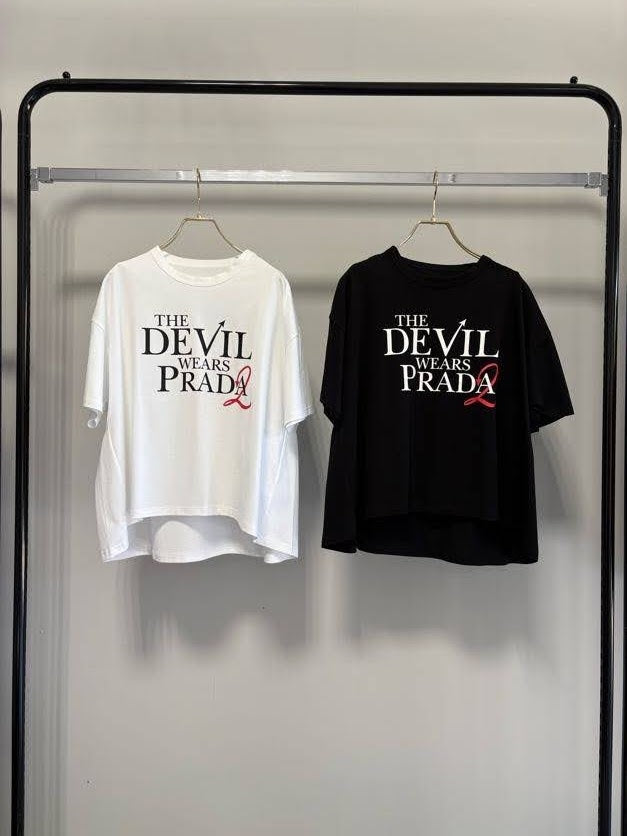【予約】【3月下旬入荷予定】マルゴーヴィンテージ展示会　MGCT-27033-S    THE DEVIL WEARS PRADA 2 ロゴTシャツ　2027/Spring collection　(20261006MG)