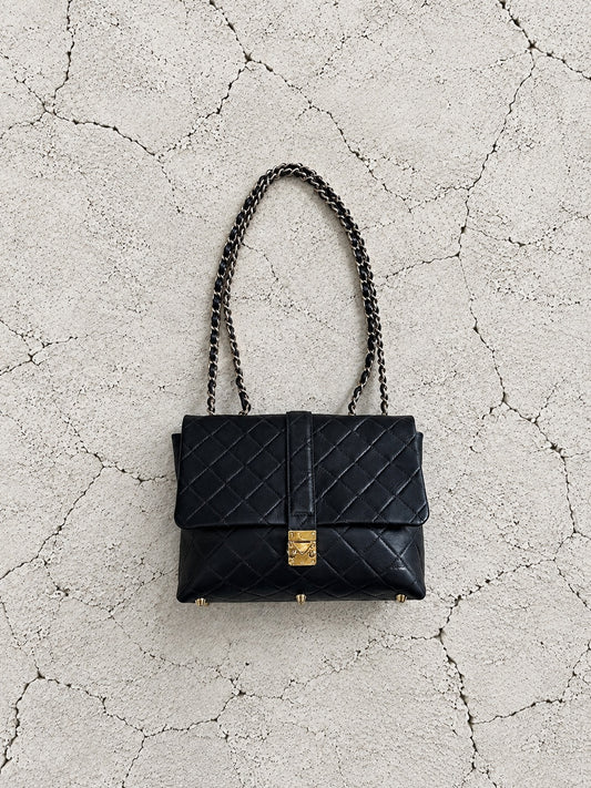 【2026/9月MUL展示会】【予約】MUL211-286　ロックラインフラップショルダーバッグ　　ブラック　キルティング型押し　　(20260912)