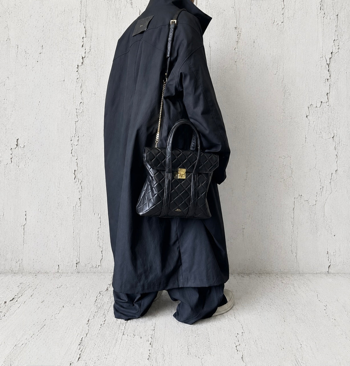 【2026/9月MUL展示会】【予約】MUL213-286A　ロックラインスクエアフラップトートバッグS　　ブラック　キルティング型押し　　(20260912)