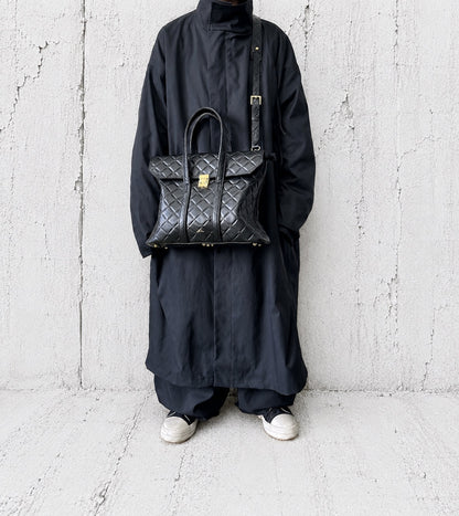 【2026/9月MUL展示会】【予約】MUL214-286B　ロックラインスクエアフラップトートバッグM　　ブラック　キルティング型押し　　(20260912)