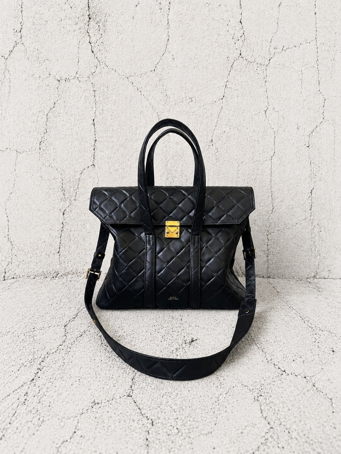 【2026/9月MUL展示会】【予約】MUL214-286B　ロックラインスクエアフラップトートバッグM　　ブラック　キルティング型押し　　(20260912)