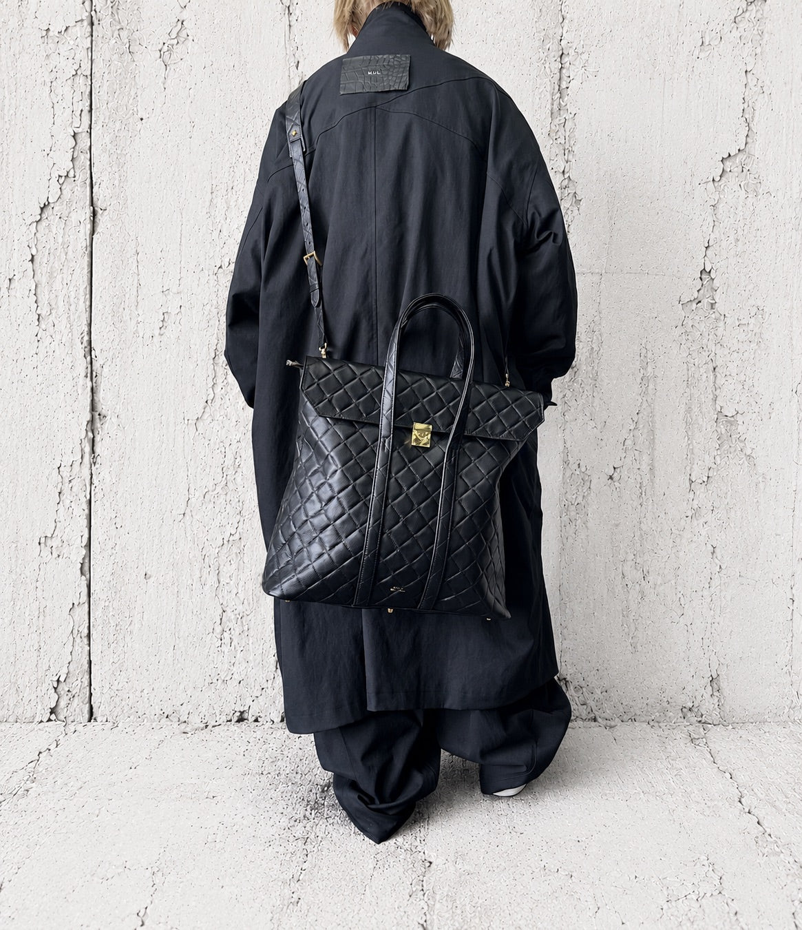 【2026/9月MUL展示会】【予約】MUL215-286B　ロックラインスクエアフラップトートバッグL　　ブラック　キルティング型押し　　(20260912)