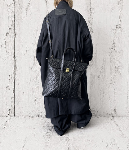 【2026/9月MUL展示会】【予約】MUL215-286B　ロックラインスクエアフラップトートバッグL　　ブラック　キルティング型押し　　(20260912)